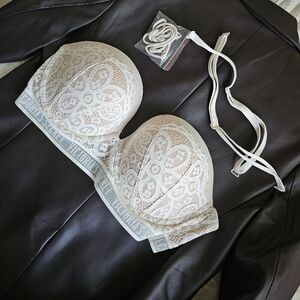 Victoria's Secret Lace Strapless Bra in Cream and White